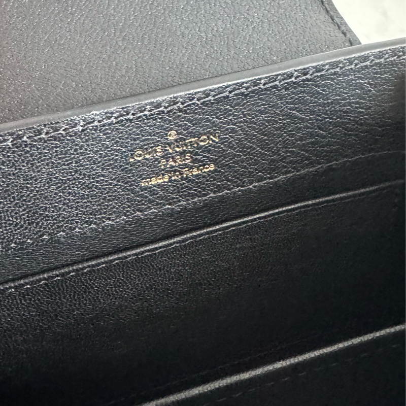 LV 黑鱷魚壓紋mini capucines手提兩用包-15