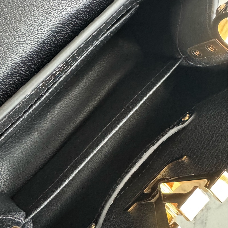 LV 黑鱷魚壓紋mini capucines手提兩用包-16