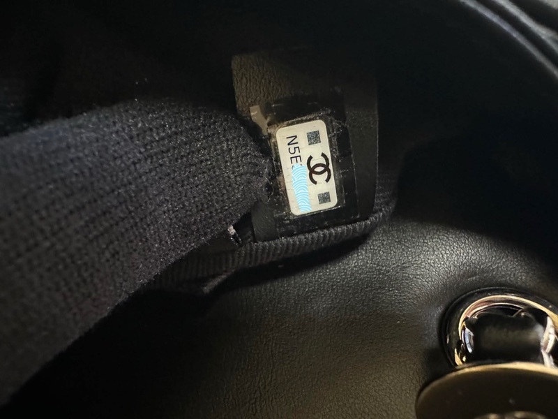 香奈兒菱格紋黑色牛皮腰包胸口員工包芯片款99新-19