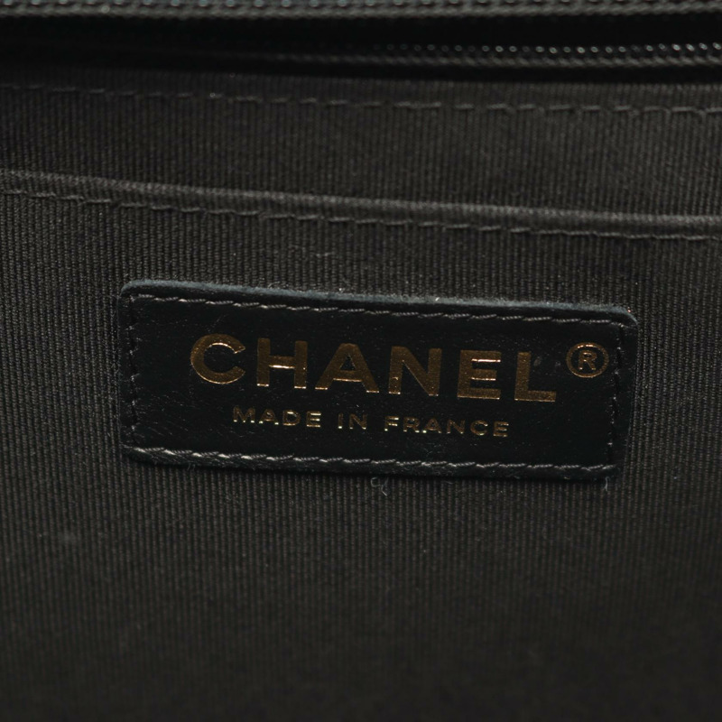 香奈兒 V 字縫線人字紋全翻蓋鏈條肩背包，黑色皮革，金色五金，二手-3