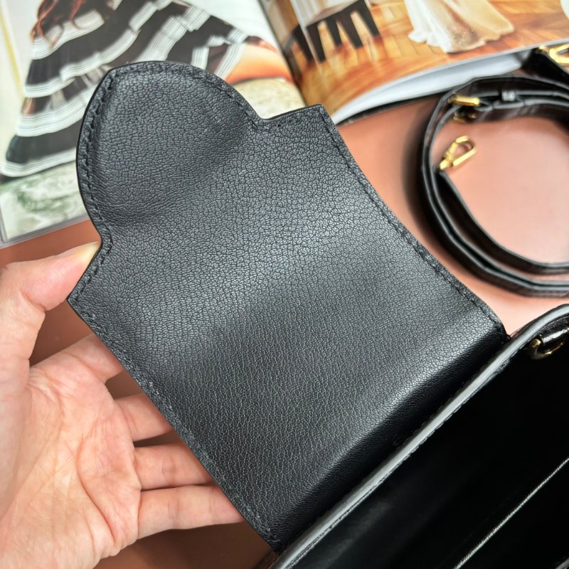 特殊皮革 超甜割愛::LOUIS VUITTON:: LV MINI CAPUCINES 黑色鱷魚皮金釦手提斜背兩用包-12