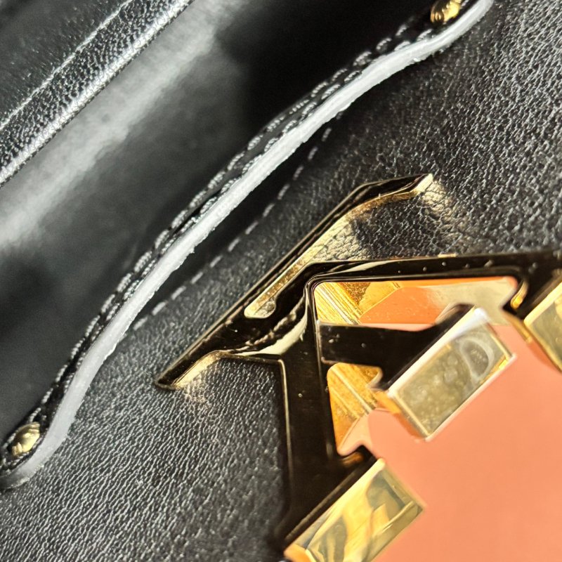 特殊皮革 超甜割愛::LOUIS VUITTON:: LV MINI CAPUCINES 黑色鱷魚皮金釦手提斜背兩用包-16