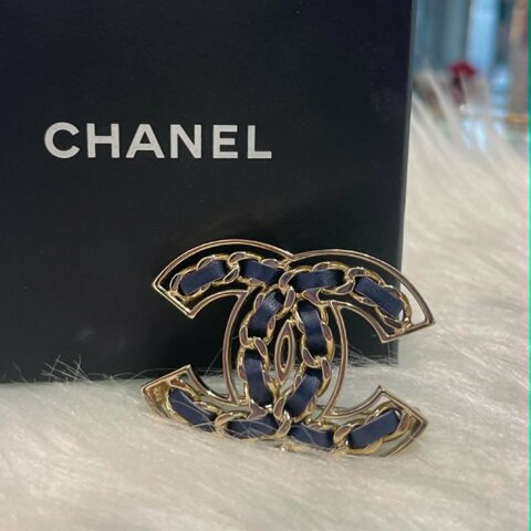 CHANEL 皮穿練雙C胸針 藍金