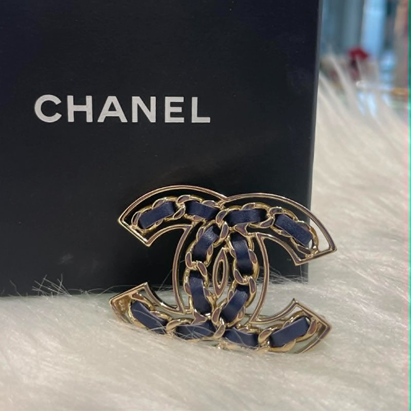 CHANEL 皮穿練雙C胸針 藍金-0