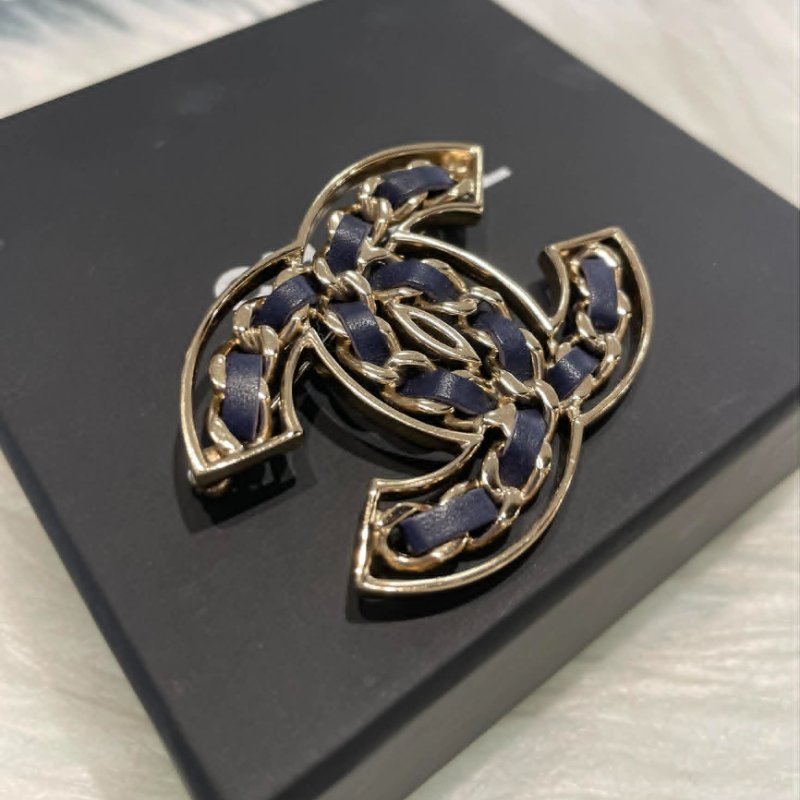 CHANEL 皮穿練雙C胸針 藍金-1