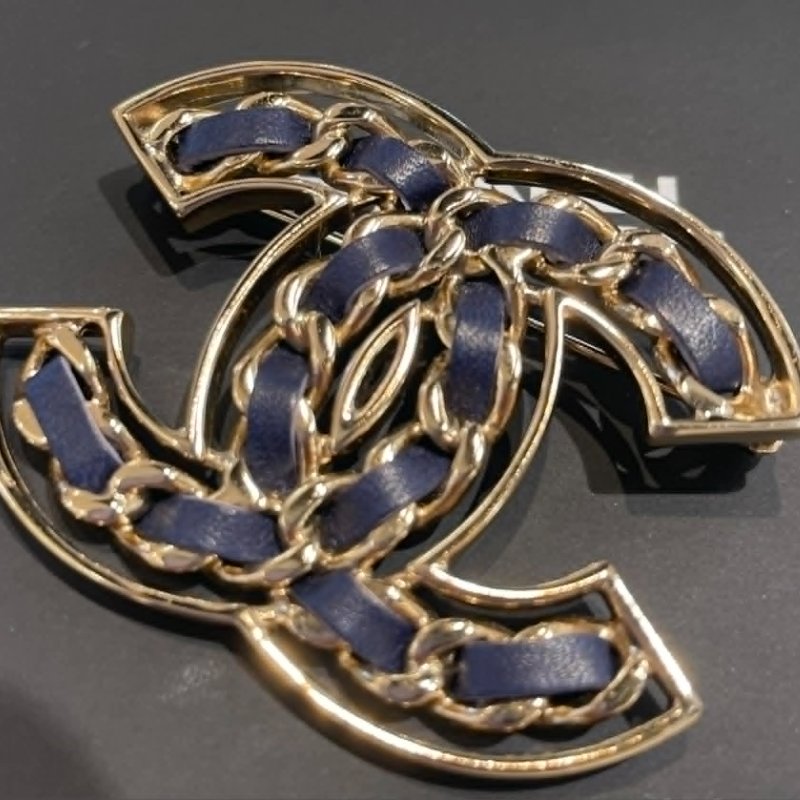 CHANEL 皮穿練雙C胸針 藍金-2
