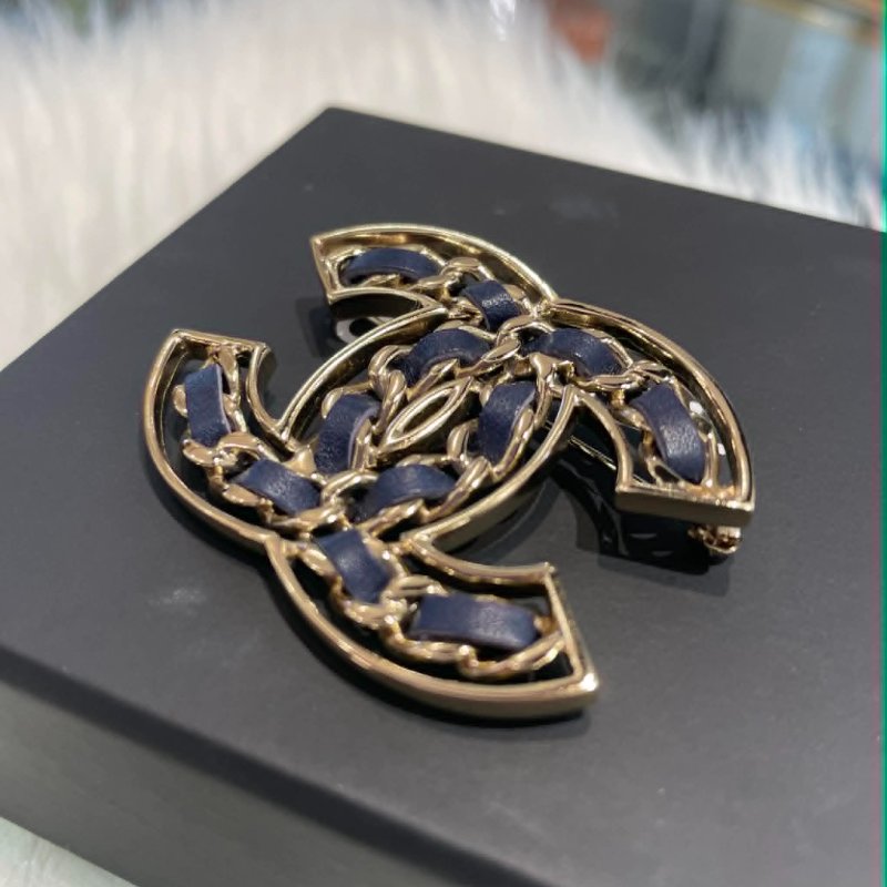 CHANEL 皮穿練雙C胸針 藍金-3