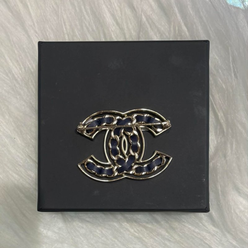 CHANEL 皮穿練雙C胸針 藍金-4