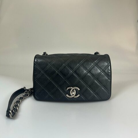 CHANEL 季節款肩背包牛皮黑 保卡款18開