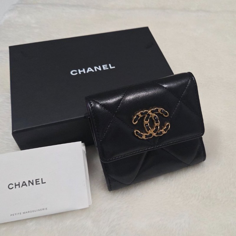 香奈兒CHANEL19經典菱格皮穿鍊黑金拉鍊零錢包三折短夾/ 皮夾-0