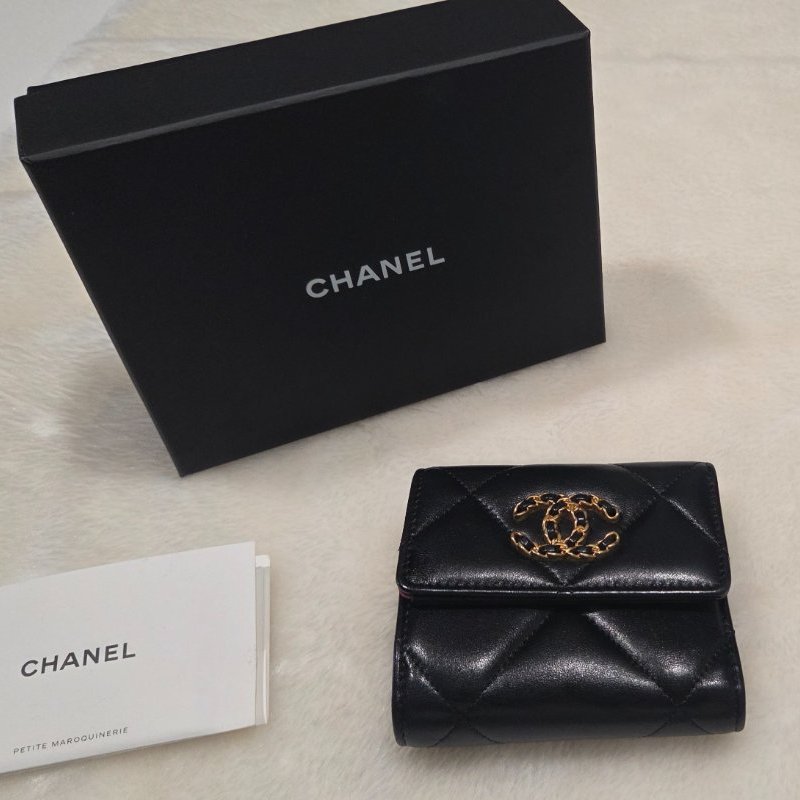香奈兒CHANEL19經典菱格皮穿鍊黑金拉鍊零錢包三折短夾/ 皮夾-1