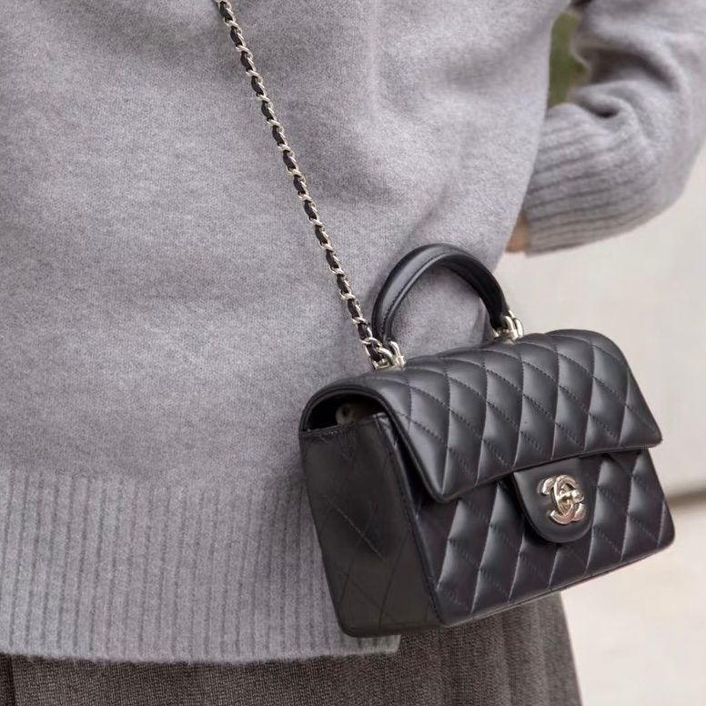 CHANEL黑色羊皮淡金釦手把20cm coco AS2431（膠膜還在！）-2