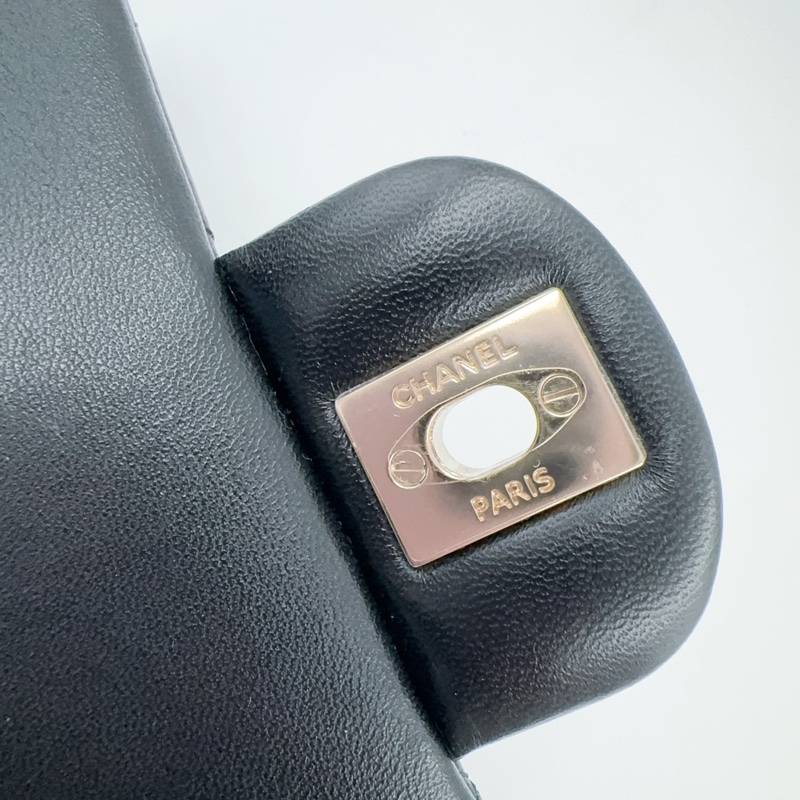 CHANEL黑色羊皮淡金釦手把20cm coco AS2431（膠膜還在！）-13