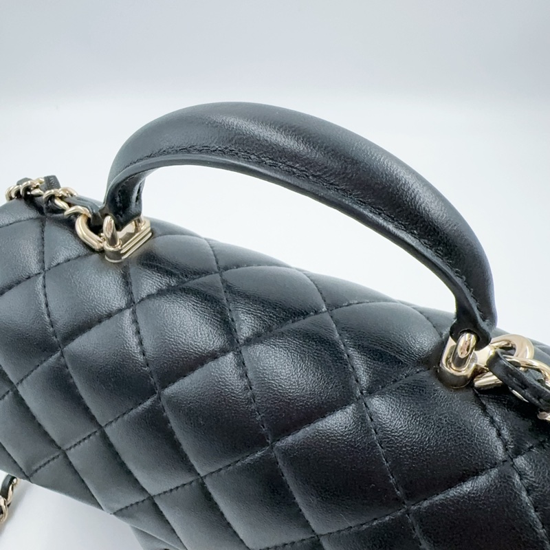 CHANEL黑色羊皮淡金釦手把20cm coco AS2431（膠膜還在！）-16