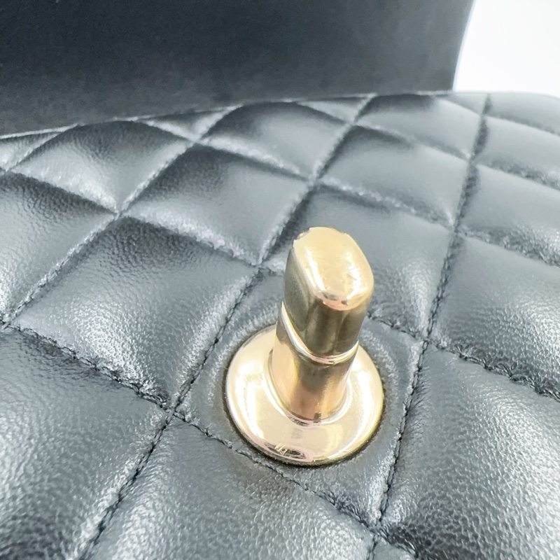 CHANEL黑色羊皮淡金釦手把20cm coco AS2431（膠膜還在！）-24