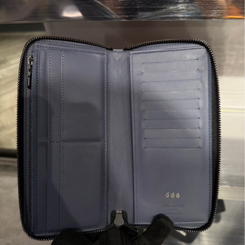 近全新有購證🌟Louis Vuitton LV 藍色壓紋皮革長夾｜Classic Trend CT精品｜台北東區實體-3