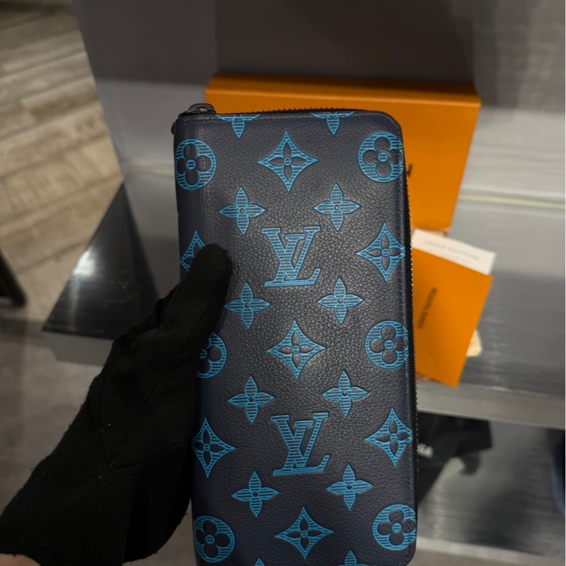 近全新有購證🌟Louis Vuitton LV 藍色壓紋皮革長夾｜Classic Trend CT精品｜台北東區實體-4