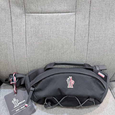 💎Han's house精品服飾💎moncler 防水 腰包 現貨 原價26300