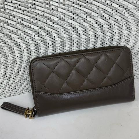 Chanel 水泥灰流浪中夾