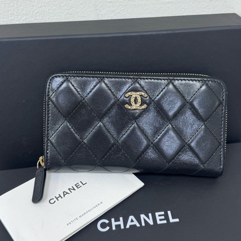 Chanel黑金LOGO拉鍊中夾