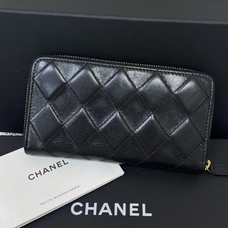 Chanel黑金LOGO拉鍊中夾-1