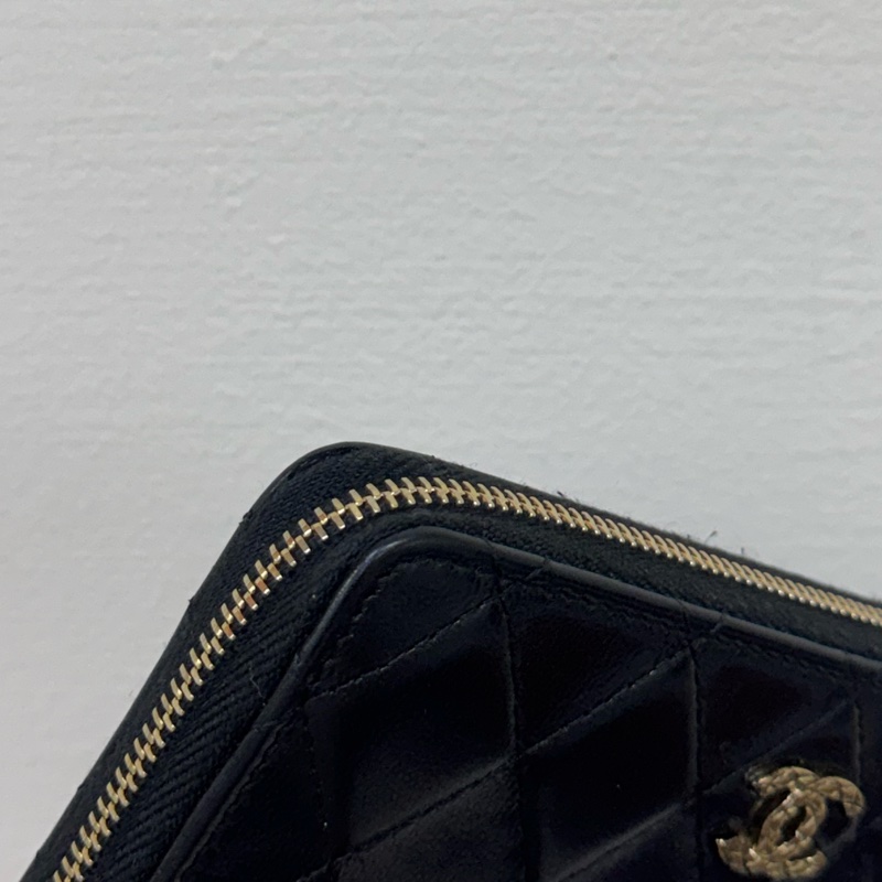 Chanel黑金LOGO拉鍊中夾-11