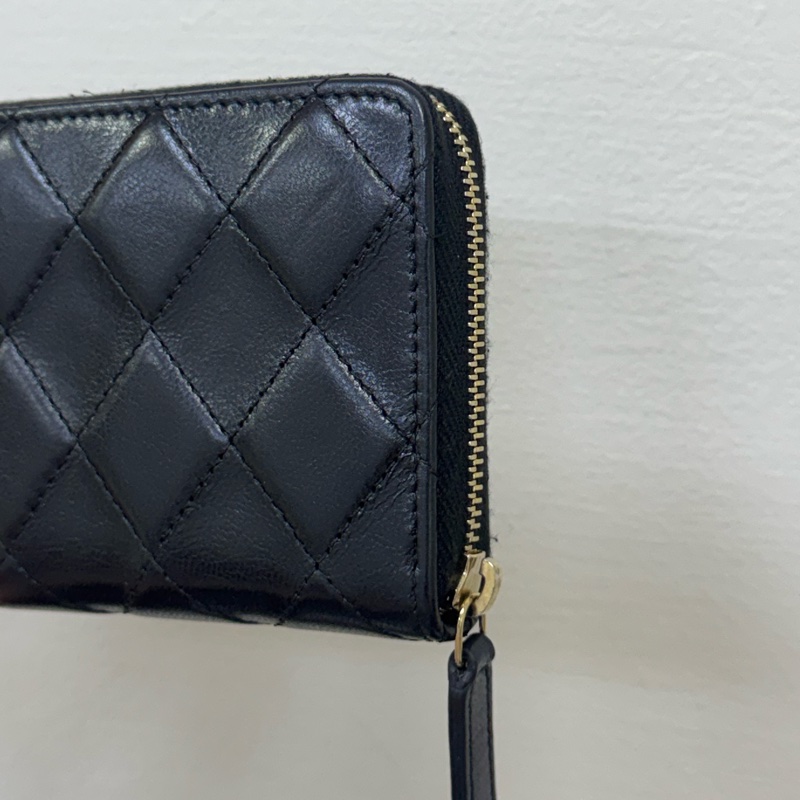 Chanel黑金LOGO拉鍊中夾-13