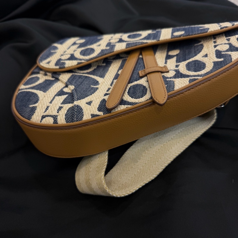 DIOR QBLIQUE藍色緹花拚奶茶色馬鞍包-3