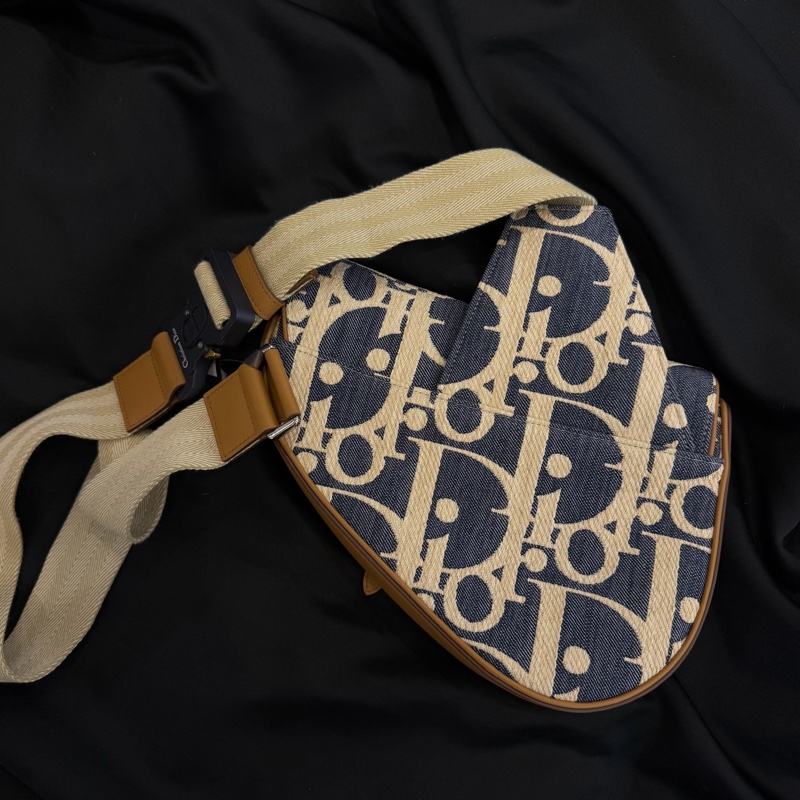 DIOR QBLIQUE藍色緹花拚奶茶色馬鞍包-4