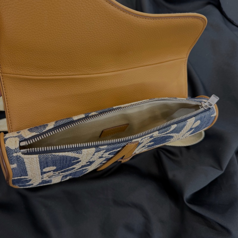 DIOR QBLIQUE藍色緹花拚奶茶色馬鞍包-7