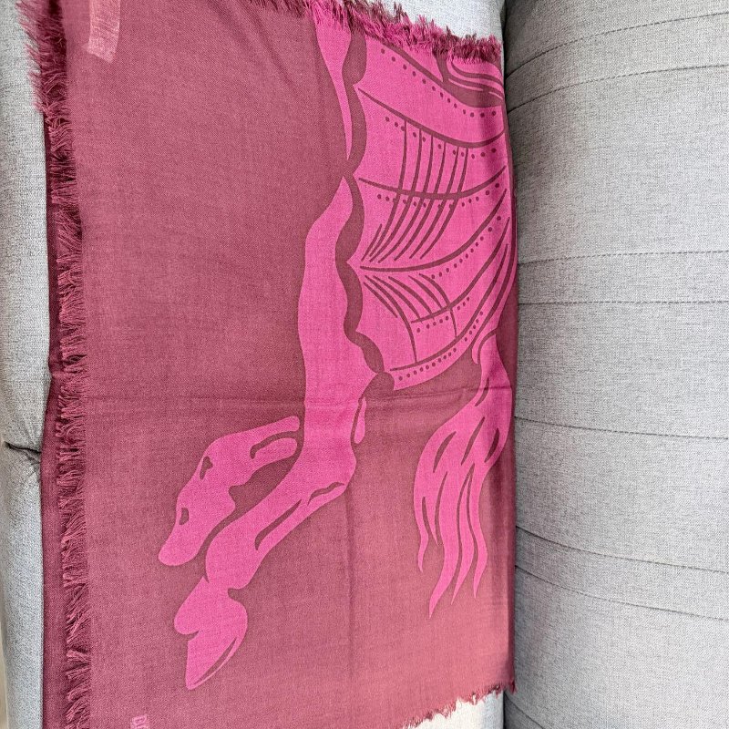 💎Han's house精品服飾💎 Burberry 戰馬 絲巾 圍巾 領巾 義大利製200x70CM-1