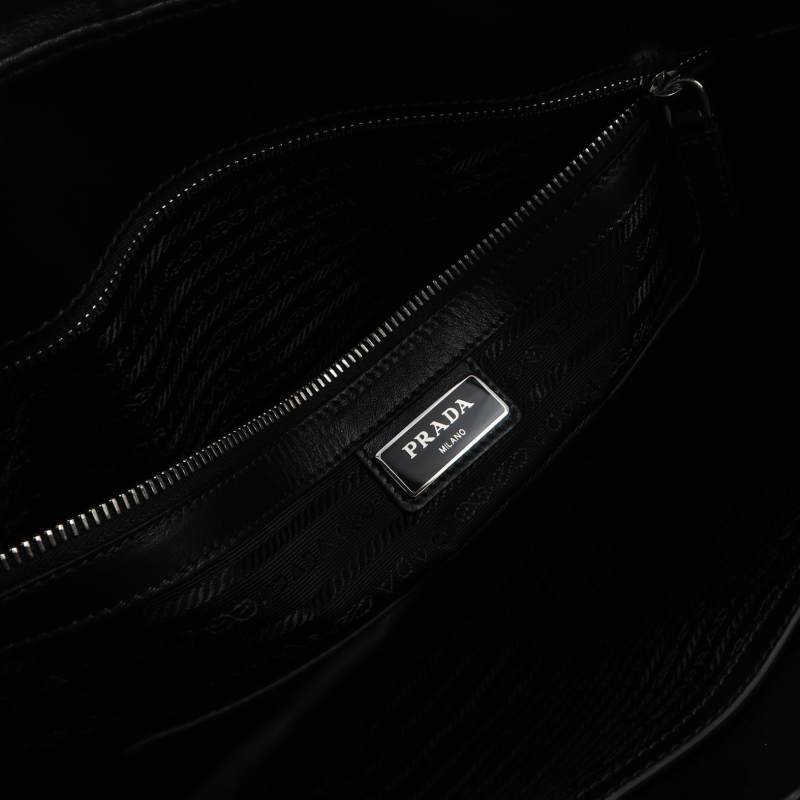 Prada 牛皮純色三角標誌斜背包單肩包-7