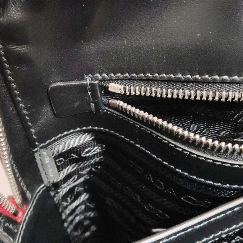 Prada 牛皮純色三角標誌斜背包單肩包-9