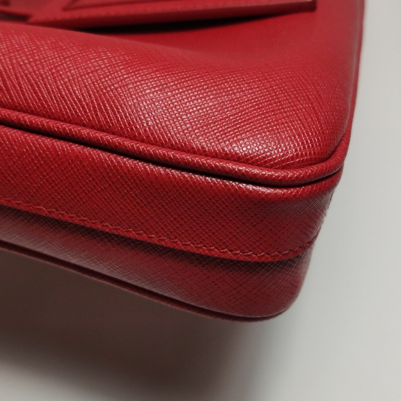 Prada 牛皮純色三角標誌斜背包單肩包-17