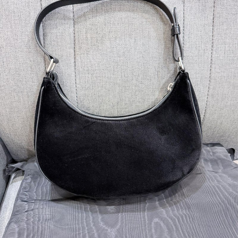 💎Han's house精品服飾💎 CELINE 腋下包 義大利製 現貨 原價72000-2