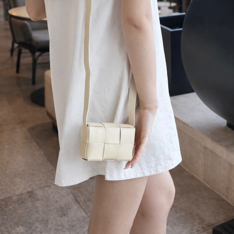 BV寶緹嘉Bottega Veneta奶油黃牛皮Cassette mini編織6格卡帶包-1