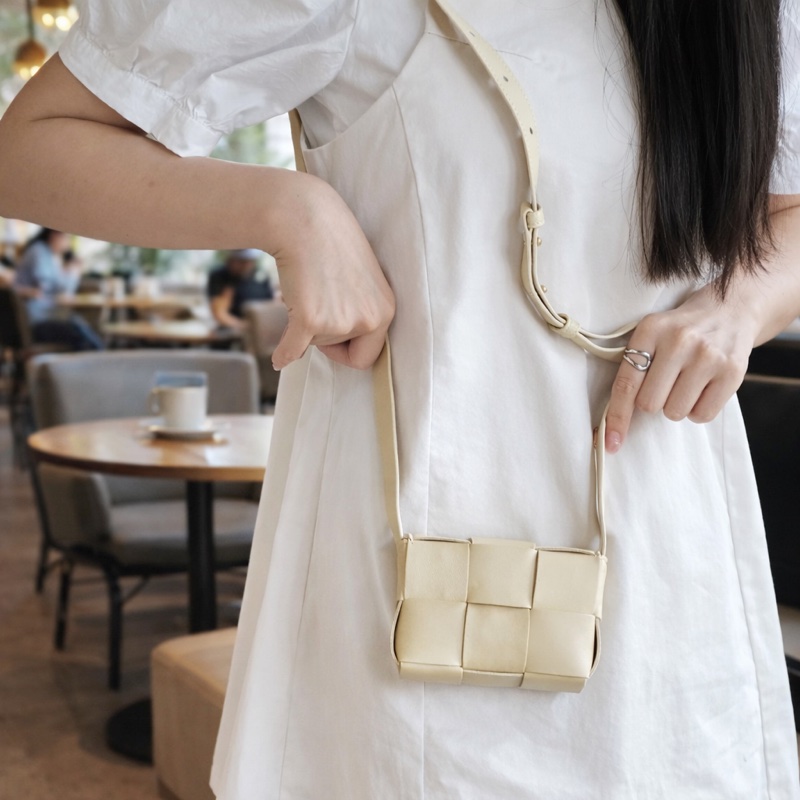 BV寶緹嘉Bottega Veneta奶油黃牛皮Cassette mini編織6格卡帶包-2