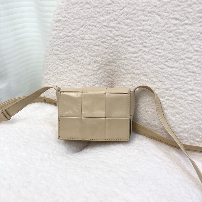BV寶緹嘉Bottega Veneta奶油黃牛皮Cassette mini編織6格卡帶包-3