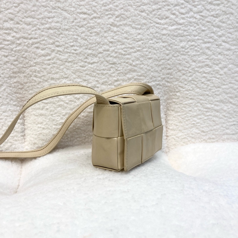 BV寶緹嘉Bottega Veneta奶油黃牛皮Cassette mini編織6格卡帶包-4