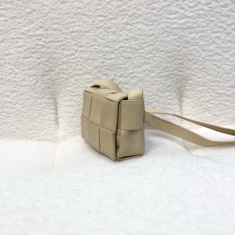 BV寶緹嘉Bottega Veneta奶油黃牛皮Cassette mini編織6格卡帶包-5