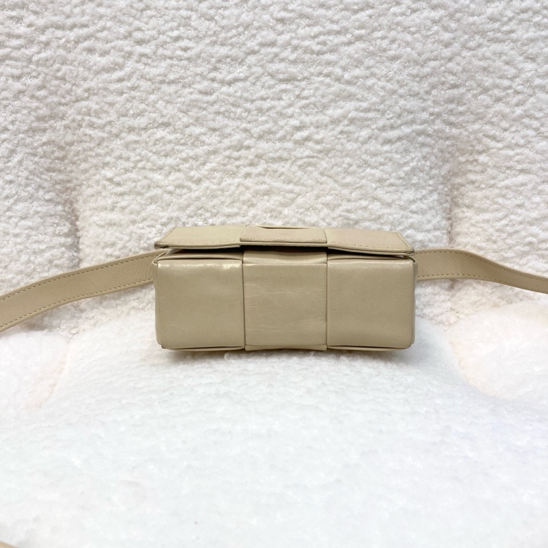 BV寶緹嘉Bottega Veneta奶油黃牛皮Cassette mini編織6格卡帶包-7