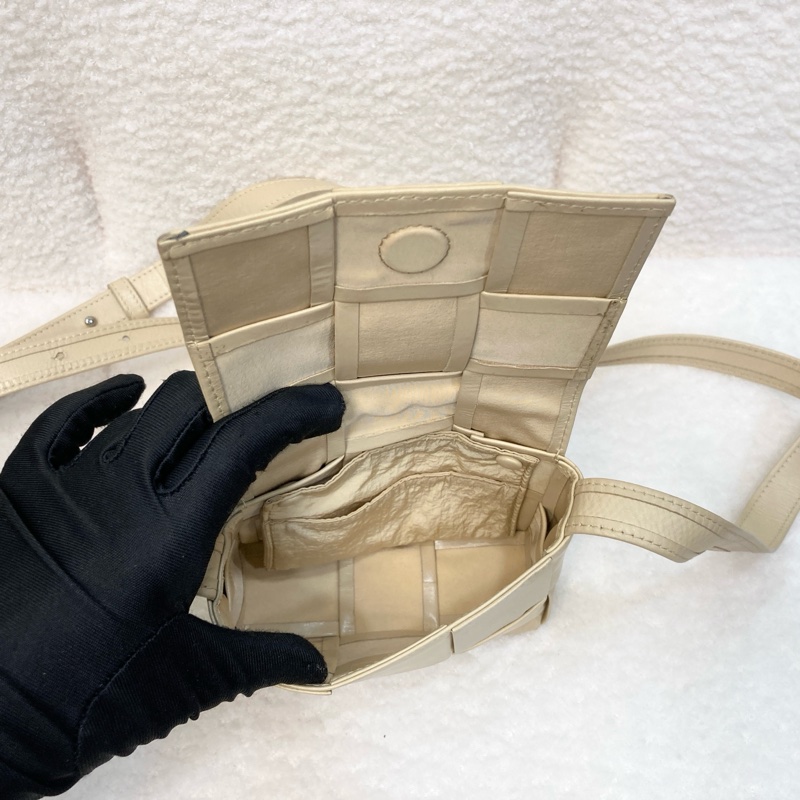 BV寶緹嘉Bottega Veneta奶油黃牛皮Cassette mini編織6格卡帶包-8