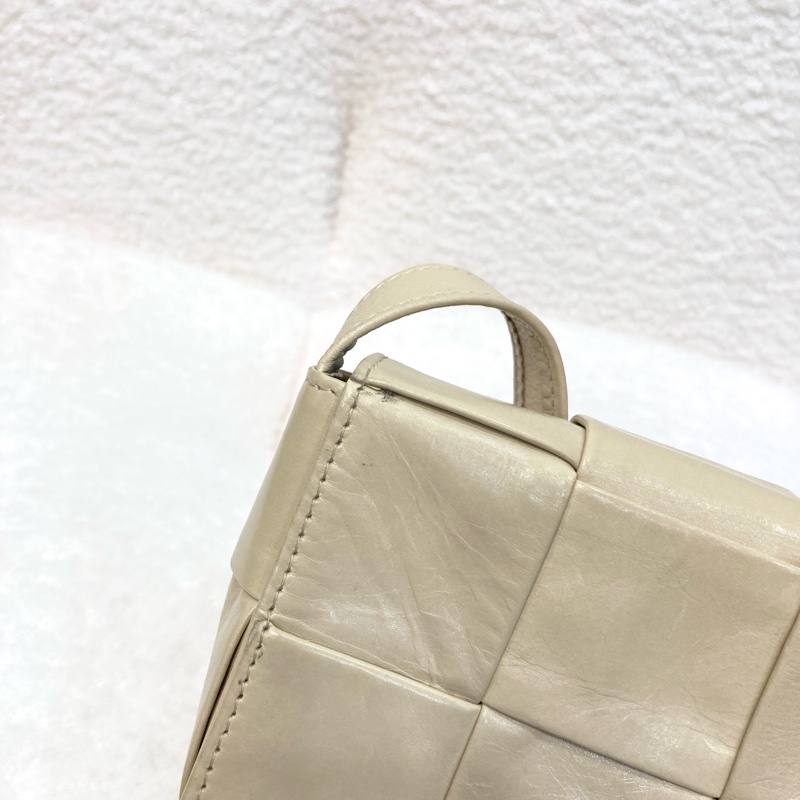 BV寶緹嘉Bottega Veneta奶油黃牛皮Cassette mini編織6格卡帶包-12