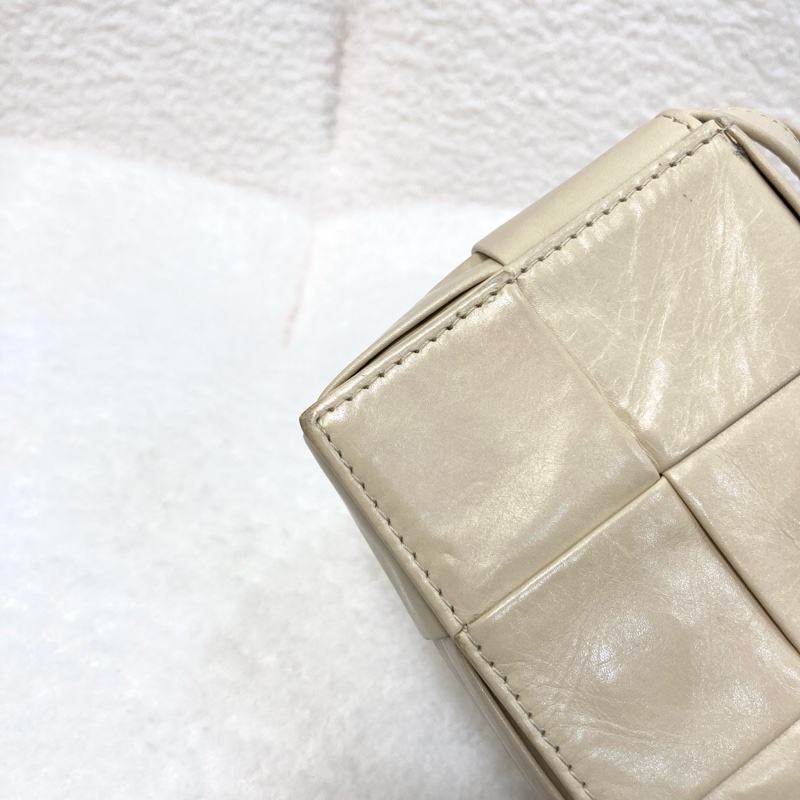 BV寶緹嘉Bottega Veneta奶油黃牛皮Cassette mini編織6格卡帶包-13