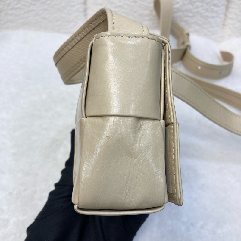 BV寶緹嘉Bottega Veneta奶油黃牛皮Cassette mini編織6格卡帶包-14