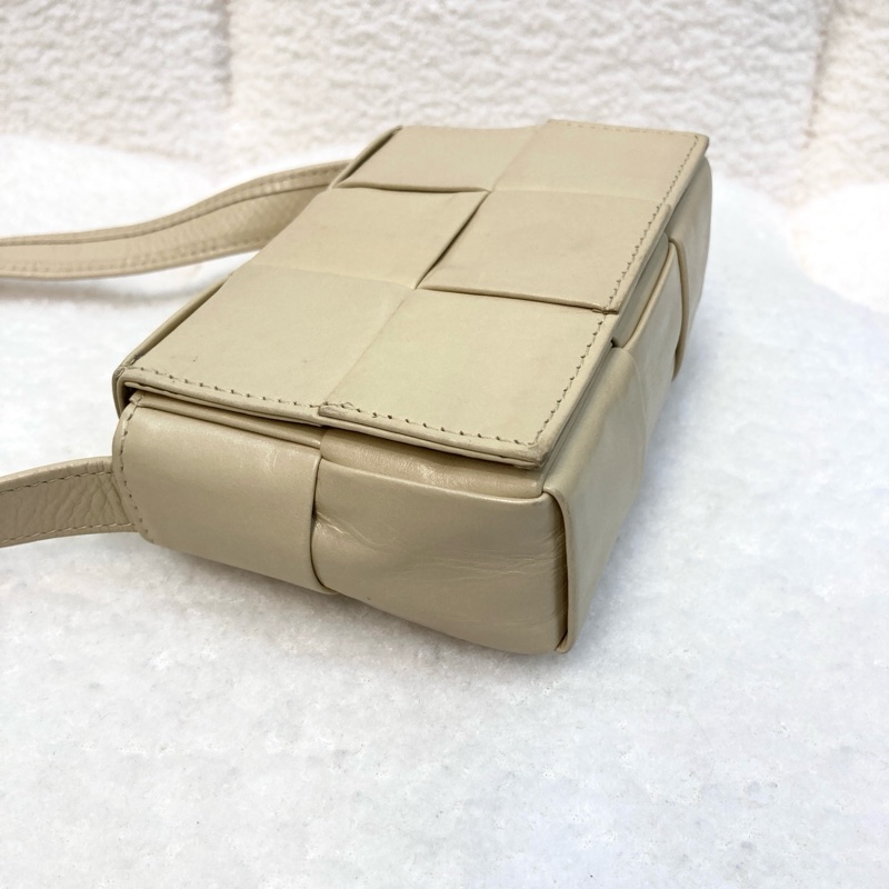 BV寶緹嘉Bottega Veneta奶油黃牛皮Cassette mini編織6格卡帶包-17