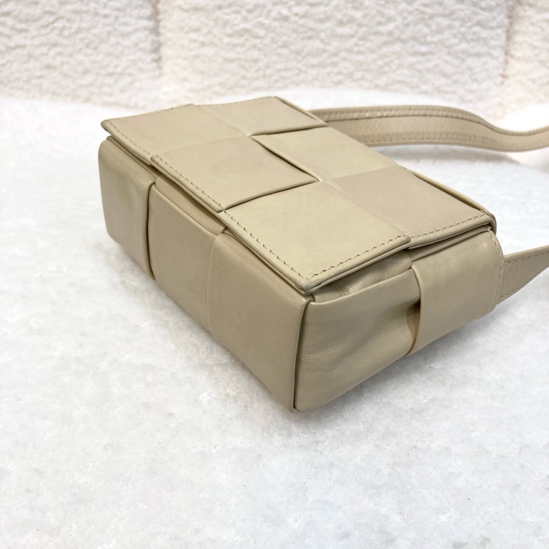 BV寶緹嘉Bottega Veneta奶油黃牛皮Cassette mini編織6格卡帶包-18