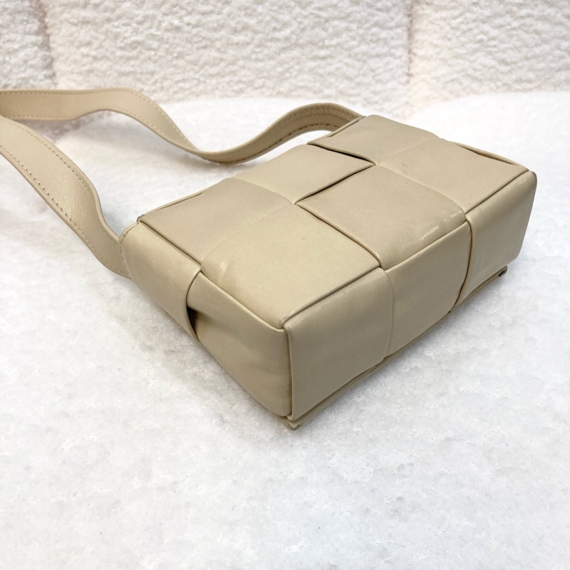 BV寶緹嘉Bottega Veneta奶油黃牛皮Cassette mini編織6格卡帶包-19