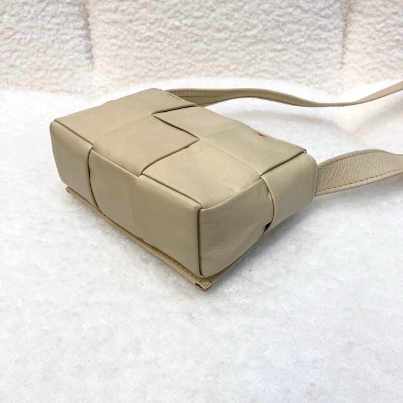 BV寶緹嘉Bottega Veneta奶油黃牛皮Cassette mini編織6格卡帶包-20