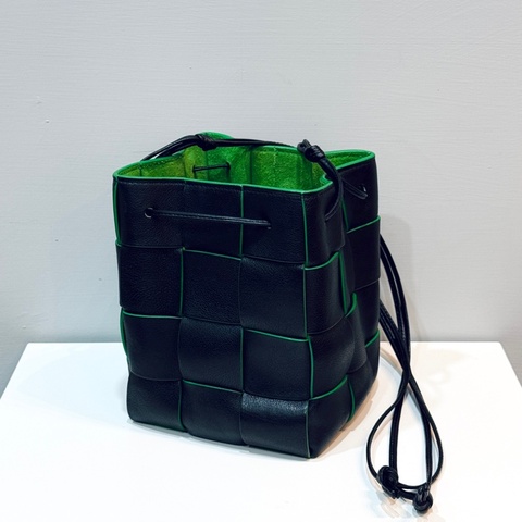 BOTTEGA VENETA Cassette大格編織水桶斜背包 經典撞色